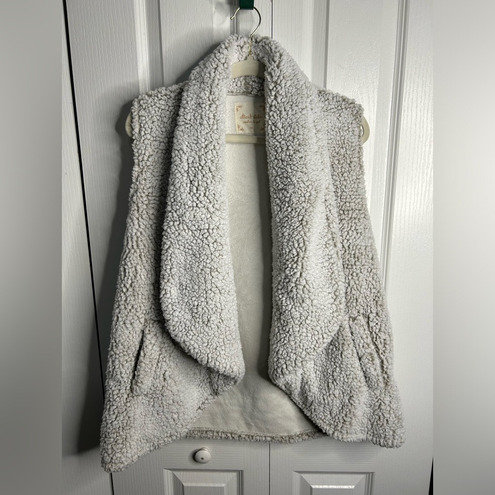 Altar'd State Women’s Ivory‎ Sherpa Vest Size Medium Soft Plush Winter Teddy